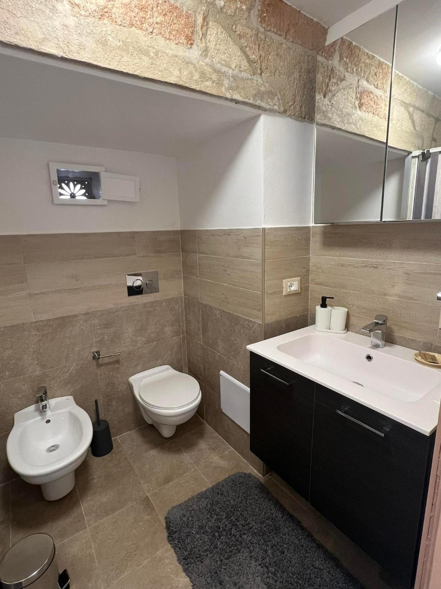 Central House Apartment โปลีญาโนอามาเร ภายนอก รูปภาพ